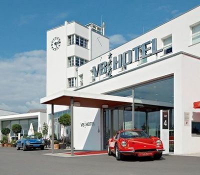 V8 Hotel Motorworld — mit Vollgas in die Koje