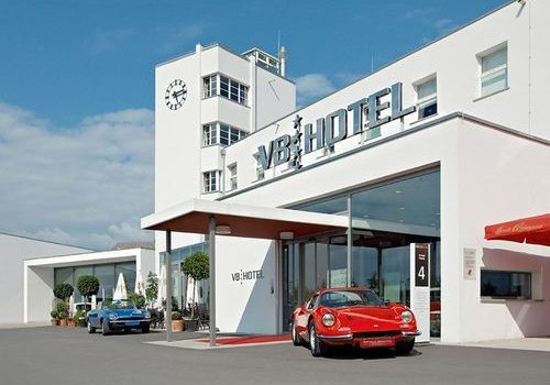 V8 Hotel Motorworld — mit Vollgas in die Koje