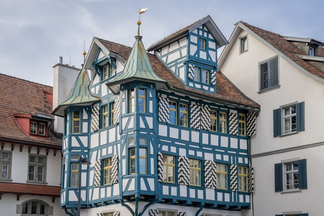 Historisches Fachwerkhaus mit markanten Türmchen und blau-weißer Fassade
